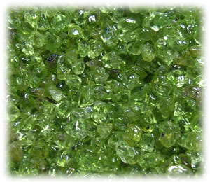 ペリドットは鮮やかなオリーブグリーンが特徴の宝石です。ペリドットという名前の由来は、ラテン語の『Oliva（オリーブ）』からきています。